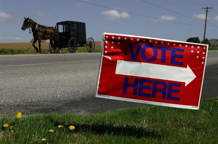 En amish-vælger fra Blue Ball, Pennsylvania på vej til at afgive sin stemme. 