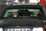 Den tidligere colombianske senator Mario Uribe Escobar køres væk i en bil fra den offentlige chefanklager, efter at han er blevet anholdt udenfor Costa Ricas ambassade. 