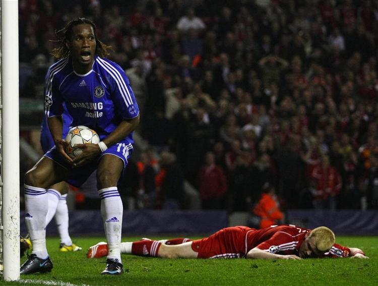 John Arne Riise blev liggede på græsset, efter han scorede selvmål for Liverpool i overtiden i kampen mod Chelsea i går. 
