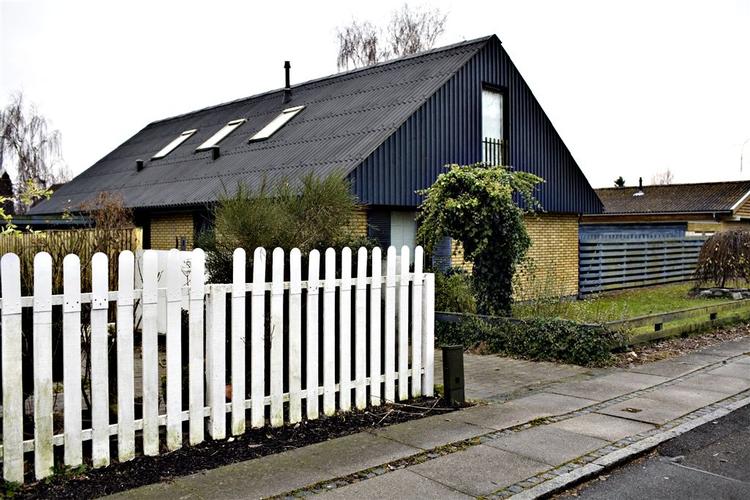 Der er intet faretruende stormvejr i vente for parcelhusejerne. Men man skal nok indstille sig på, at parcelhuspriserne i nogle områder i omegnen af de større byer falder med yderligere fem til ti procent, lyder det fra BRF-Kredit. 