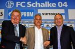 Fred Rutten i midten mellem manager Müller og klubbens præsident. 