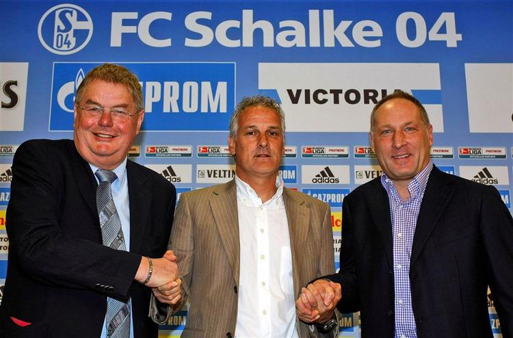 Fred Rutten i midten mellem manager Müller og klubbens præsident. 