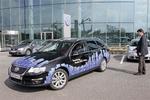 Her er en mand ved at parkere sin VW. Han står bare og trykker på en fjernbetjening. Bilen klarer resten selv. Foto: VW 