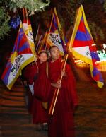 Tibetanere og protibetanske sympatisører demonstrerede onsdag aften foran den kinesiske ambassade i Canberra i Australien med lys og tibetanske flag for at markere deres utilfredshed med det kinesiske styre i Tibet, før den olympiske flamme i morgen skal fragtes gennem Canberra. 