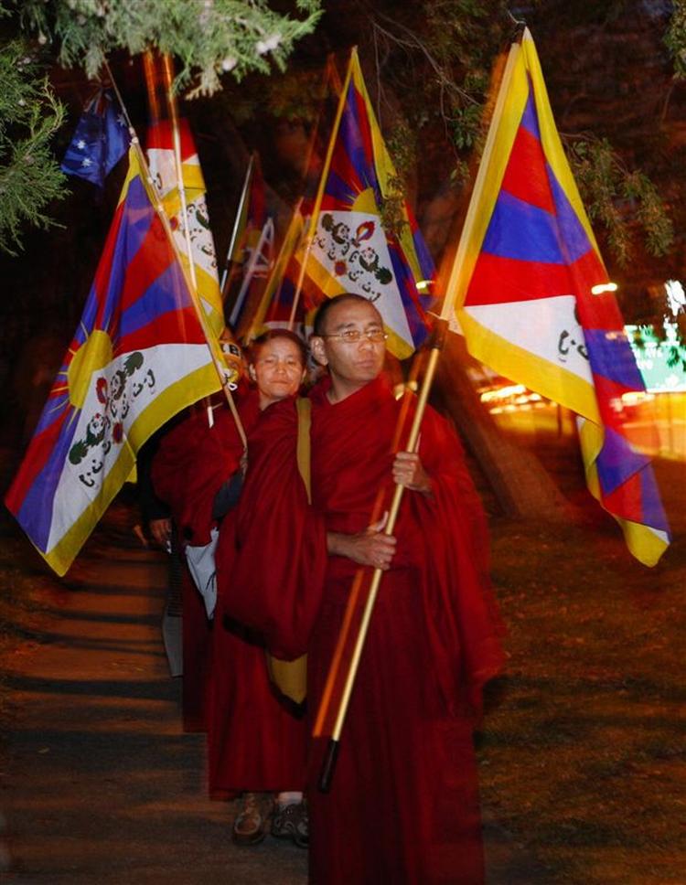 Tibetanere og protibetanske sympatisører demonstrerede onsdag aften foran den kinesiske ambassade i Canberra i Australien med lys og tibetanske flag for at markere deres utilfredshed med det kinesiske styre i Tibet, før den olympiske flamme i morgen skal fragtes gennem Canberra. 