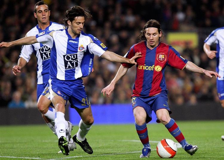Det er her på Nou Camp i Barcelona, at Lionel Messi (th.) og hans holdkammerater i aften tager imod de røde djævle fra Manchester. Arkivfoto. 