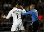 Manchester Uniteds Christiano Ronaldo var på et tidspunkt under kampen oppe at toppes med Barcelonas målmand, Victor Valdes. 