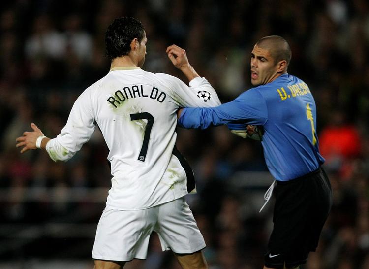 Manchester Uniteds Christiano Ronaldo var på et tidspunkt under kampen oppe at toppes med Barcelonas målmand, Victor Valdes. 