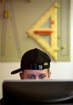 25.000 elever i 9. klasse skal til afgangsprøve i biologi og geografi 19. og 20. maj. En test vil afgøre, om det skal ske ved hjælp af computer eller på papir. 
