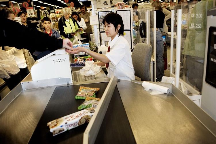 De anstte i supermarkeder er tilfredse med muligheden for at gøre hurtig karriere og det gode arbejdsmiljø, viser ny undersøgelse. Arkivfoto. 