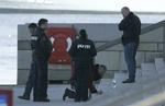 Politiet undersøger havnen, hvor et lig er blevet fundet i vandet. 