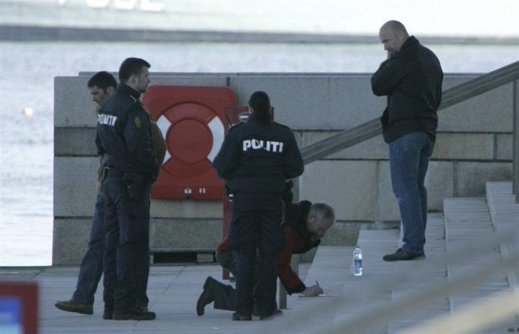 Politiet undersøger havnen, hvor et lig er blevet fundet i vandet. 