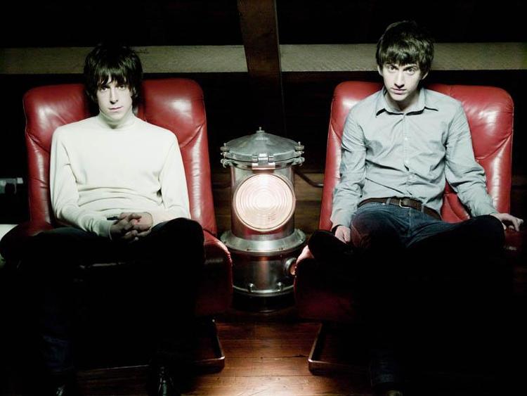 Det er muligt, at The Last Shadow Puppets er tænkt som et frikvarter i skolen for kærlig kitsch, men man kan med sindsro tage albummet for pålydende som en af dette års indtil videre mest opløftende oplevelser. 
