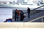 Politi undersøger havnen, hvor liget af en ung mand i dag blev bjærget. 