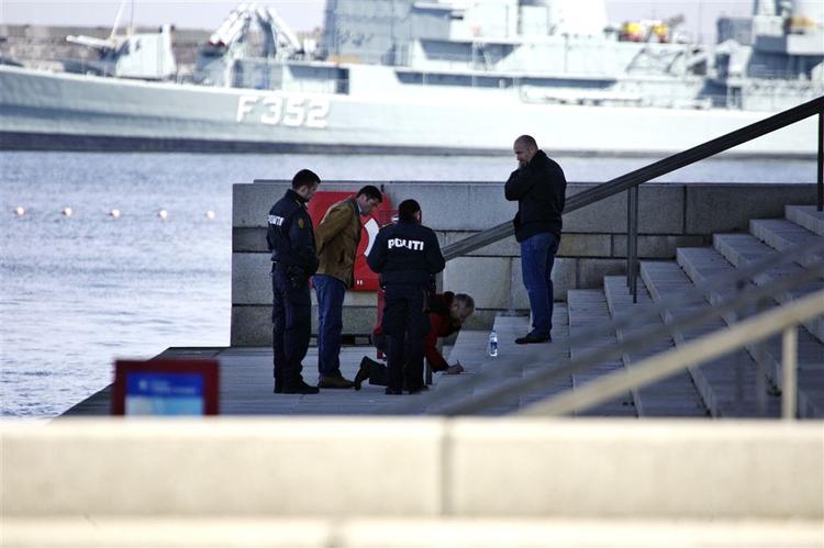 Politi undersøger havnen, hvor liget af en ung mand i dag blev bjærget. 