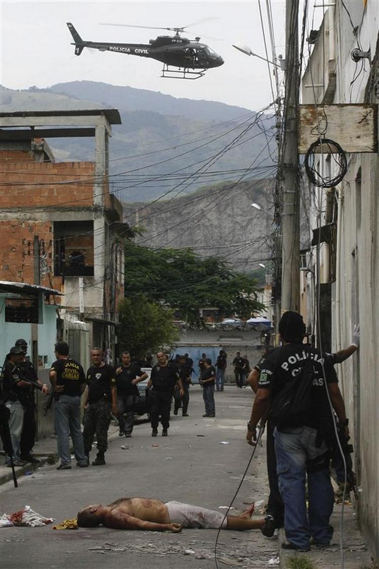 Militærpolitiet i Rio har fundet et endnu ukendt antal krigsvåben i et slumkvarter i byen. ARKIVFOTO 