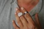 »Der er folk, der lever af at købe billige smykker i Kina og sælge dem dyrt på Lauritz.com«, skriver vores læser A. Vilfort. 