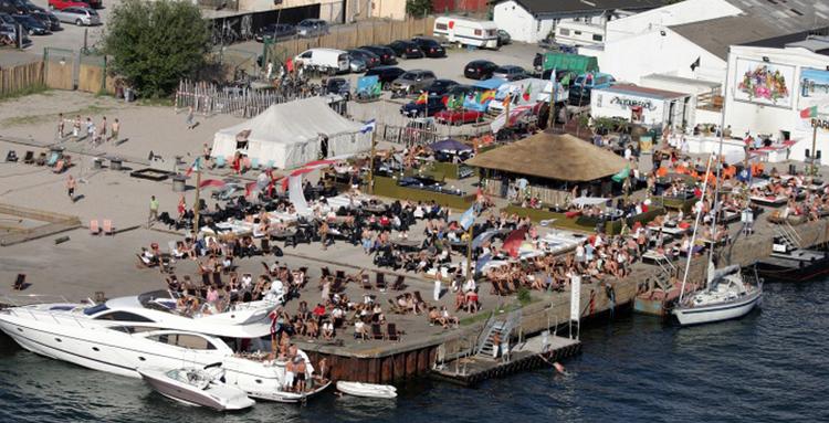 Halvandet har åbnet for sommersæsonen med nye aktiviteter og flydemøbler. Foto: PR 