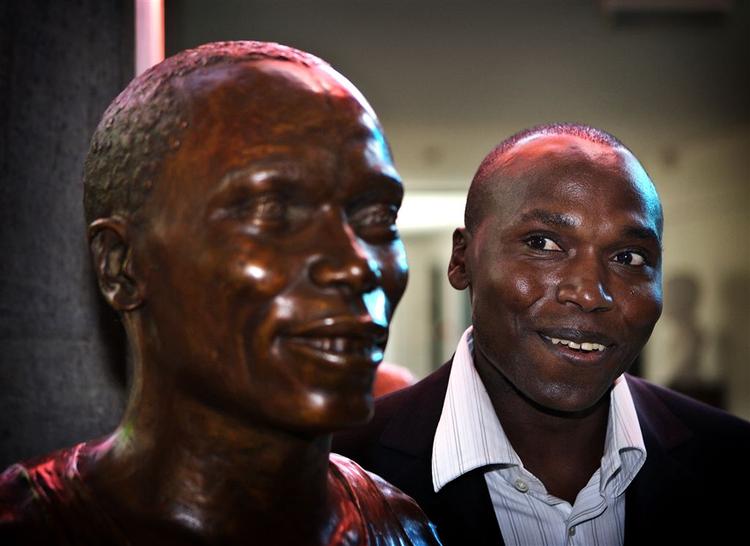 Wilson Kipketer beundrer sin egen buste i Idrættens Hus. 