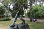 I haveanlægget bag Glyptoteket kan man se den uhyggelige skulptur 'Trold der vejrer kristenkød', som  billedhuggeren Peter Bonnén anbefaler at man besøger. 