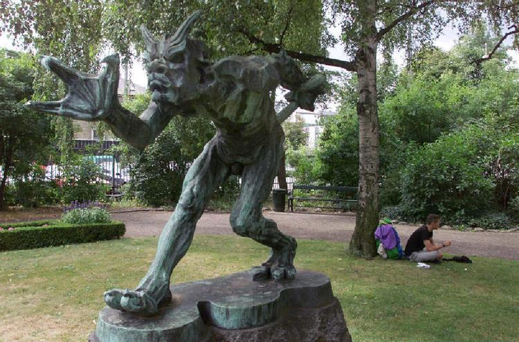 I haveanlægget bag Glyptoteket kan man se den uhyggelige skulptur 'Trold der vejrer kristenkød', som  billedhuggeren Peter Bonnén anbefaler at man besøger. 