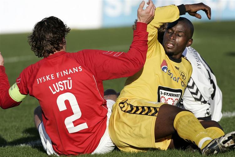 Steven Lustü (med ryggen til) er træt af racister - på og uden for banen. 