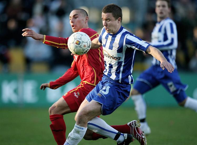 FC Nordsjællands Bajram Fetai og Esbjergs Lars Christian Nielsen (th) i nærkamp, da FC Nordsjælland mødte Esbjerg i SAS-Ligaen. 