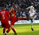 FCK's Atiba Hutchinson forsøger sig med et skud mod de flot kæmpende AGF'ere. 