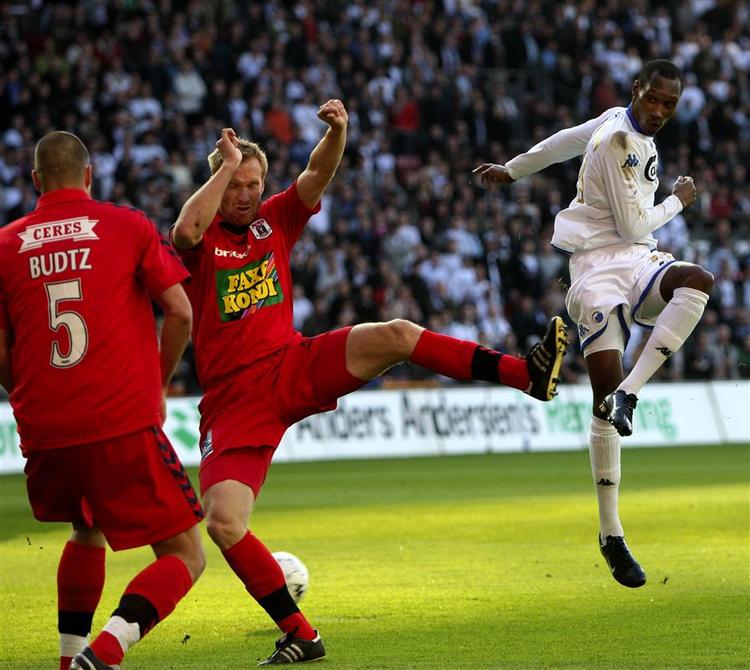 FCK's Atiba Hutchinson forsøger sig med et skud mod de flot kæmpende AGF'ere. 