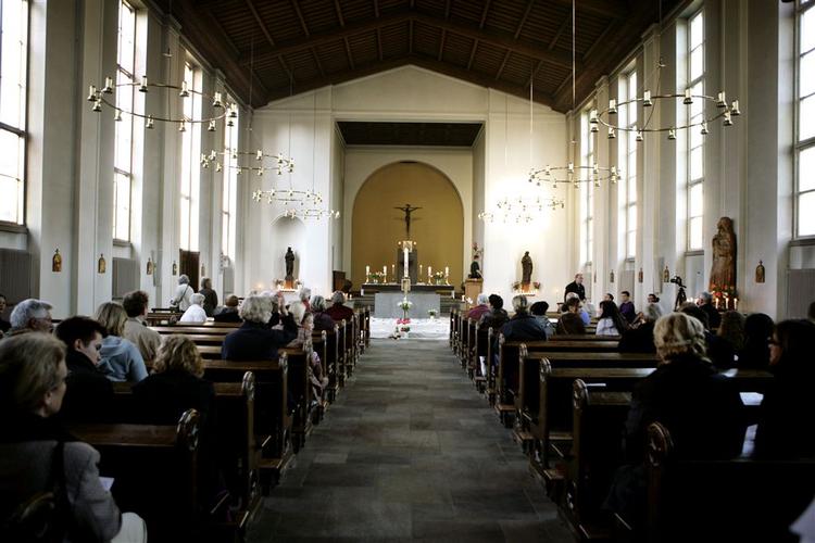 Venner og familie var samlet, da Jakob i aften blev mindet i den katolske kirke i Hellerup. 