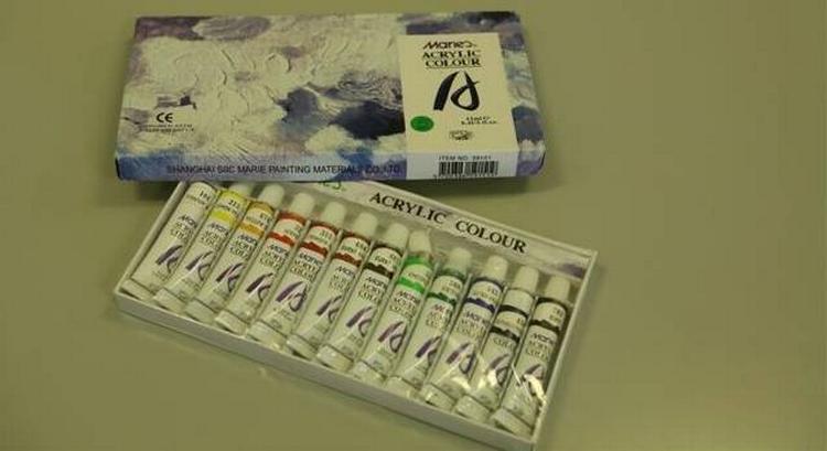 Har du denne acrylmaling liggende derhjemme,  Maries Acrylic colour, købt i Bauhaus, er det nok en god ide at smide den ud. 