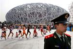 Sikkerheden vil være høj omkring det olympiske nationalstadium i Beijing, der kaldes 'Fuglereden', når OL begynder til august. Allerede i midten af april, da den første konkurrence - det kinesiske mesterskab i kapgang - blev afholdt i det nybyggede stadion, var politifolkene på plads. 