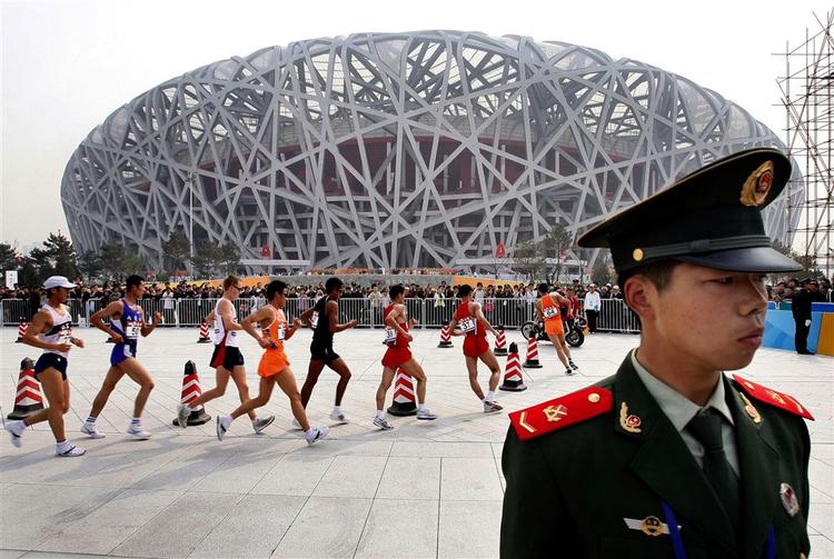 Sikkerheden vil være høj omkring det olympiske nationalstadium i Beijing, der kaldes 'Fuglereden', når OL begynder til august. Allerede i midten af april, da den første konkurrence - det kinesiske mesterskab i kapgang - blev afholdt i det nybyggede stadion, var politifolkene på plads. 