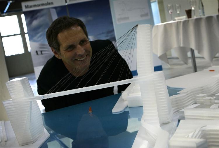 Arkitekt Kim Herforth Nielsen fra 3XN Arkitekterne ved en model af den 140 meter høje bygning på Langelinie. 
