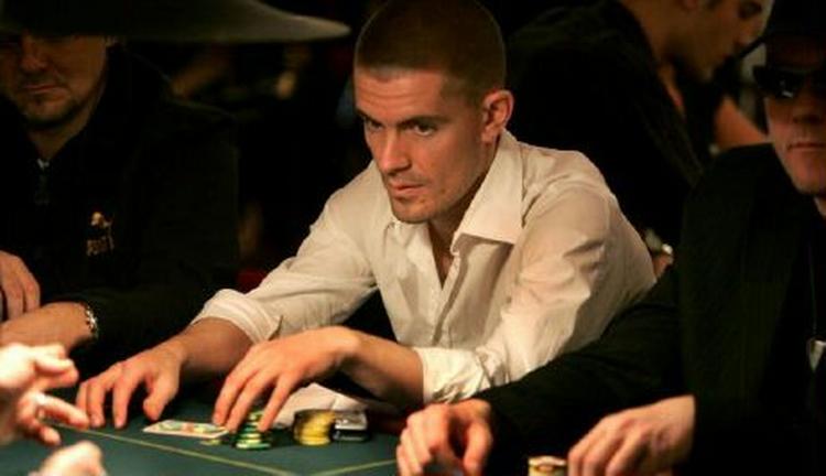 Danmarks mest kendte pokerspiller Gus Hansen i gang med et lovligt spil på kasinoet i København. - Arkivfoto: Lars Poulsen 