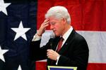Tidligere præsident Bill Clinton er under beskydning for nogle uheldige bemærkninger om Obamas sorte baggrund i forbindelse med hustruen Hillary Clintons valgkamp. 