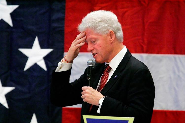 Tidligere præsident Bill Clinton er under beskydning for nogle uheldige bemærkninger om Obamas sorte baggrund i forbindelse med hustruen Hillary Clintons valgkamp. 