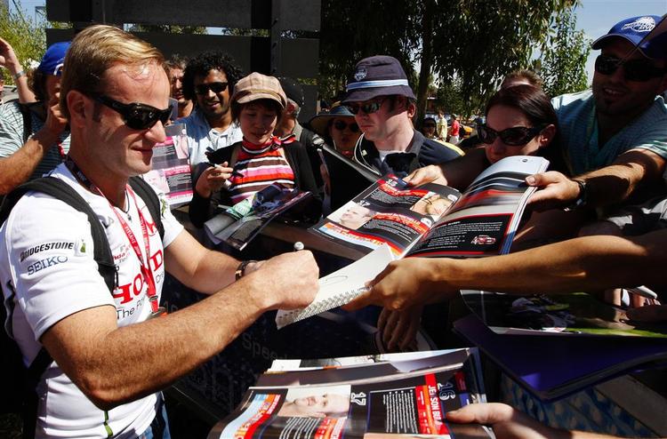 Rubens Barrichello er en populær herre blandt Formel 1-fans. Her skriver han autografer i Australien. 