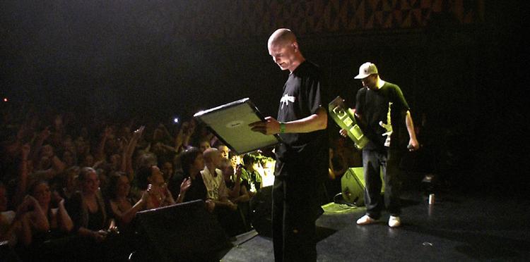 Rapperne Bai-D og Orgi-E var tydeligt overraskede over at få overrakt guldplader ved aftenens koncert i Store Vega. 