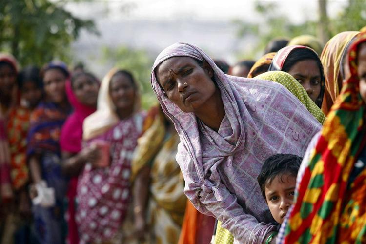 Over hele verden mærkes det, at fødevarepriserne er eksploderet. Her står kvinder i en kø Bangladesh og venter på at købe ris i en butik, som skulle tilbyde ris til rimelige priser. 