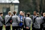 FCK's norske cheftræner Ståle Solbakken (i midten) møder hård kritik, efter en katastrofal forårssæson. - Arkivfoto. 