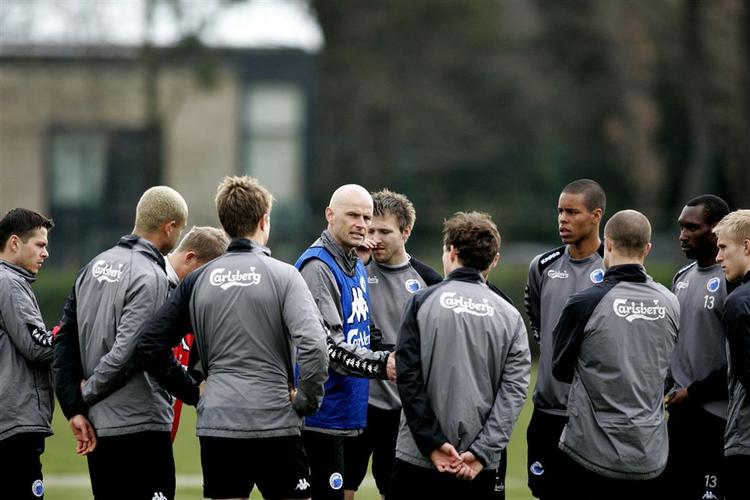 FCK's norske cheftræner Ståle Solbakken (i midten) møder hård kritik, efter en katastrofal forårssæson. - Arkivfoto. 