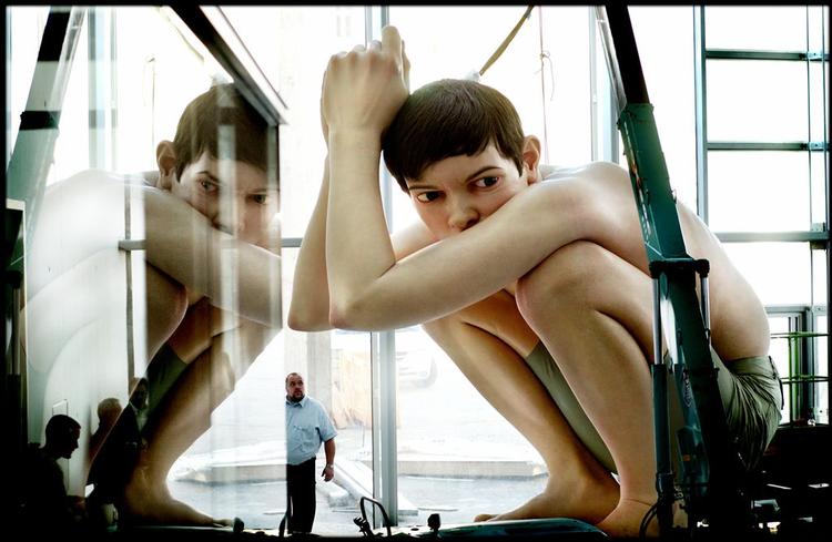 Skulpturen 'boy' på Århus Kunstmuseum 'Aros', af den britiske Kunstner Ron Mueck. 