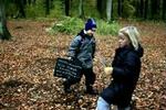 Elever på Bakkegaardskolen i Gentofte lærer naturen at kende gennem ugentlige ture. Søndag skal danskerne i skoven for at fjerne affald. - Arkivfoto: Jacob Ehrbahn 