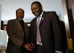 Tidligere på ugen mødtes lederen af den zimbabwiske opposition, Morgan Tsvangirai (th.), med Mozambiques fhv.  præsident Joaquim Chissano. Tsvangirai forsøger at få nabolandenes opbakning til at lægge pres på Robert Mugabe. 