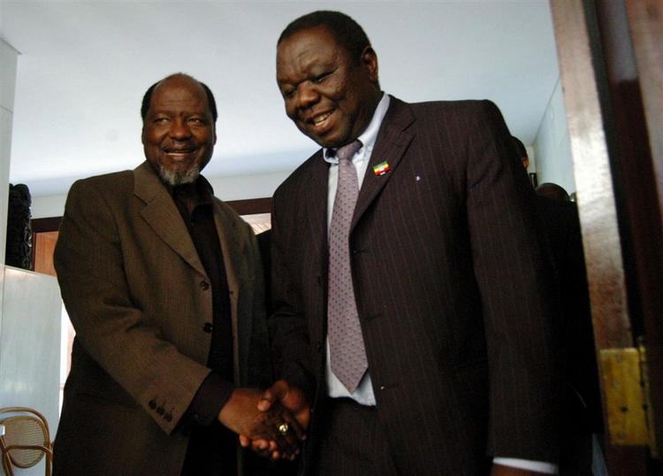 Tidligere på ugen mødtes lederen af den zimbabwiske opposition, Morgan Tsvangirai (th.), med Mozambiques fhv.  præsident Joaquim Chissano. Tsvangirai forsøger at få nabolandenes opbakning til at lægge pres på Robert Mugabe. 