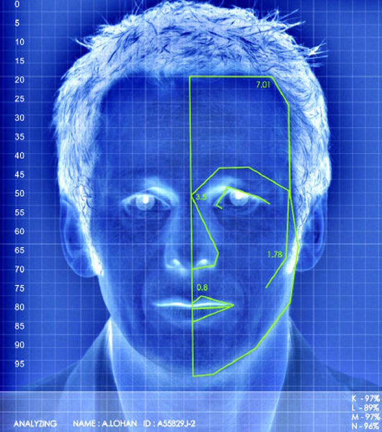 I lufthavnen vil passagerens ansigt blive skannet og sammenlignet med computerchippen i en biometrisk pas. Foto: Image Source/Getty 