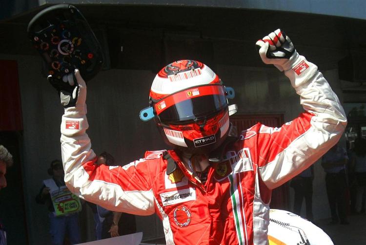 Manden under hjelmen jubler over sin tidskørsel, der sikrede ham pole position i det spanske grandprix. 