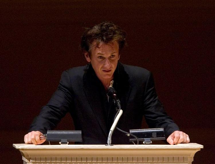 Sean Penn er kendt for sit store politiske engagement, som nu udmønter sig i deltagelsen i en kunstnerisk karavane, som kører tværs over det amerikanske kontinent. 