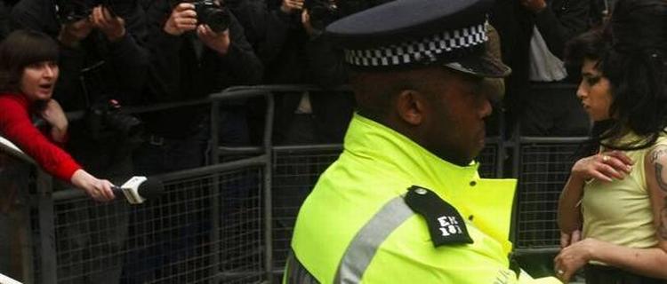 Amy Winehouse ankommer til afhøring ved Holborn politistation i London. 